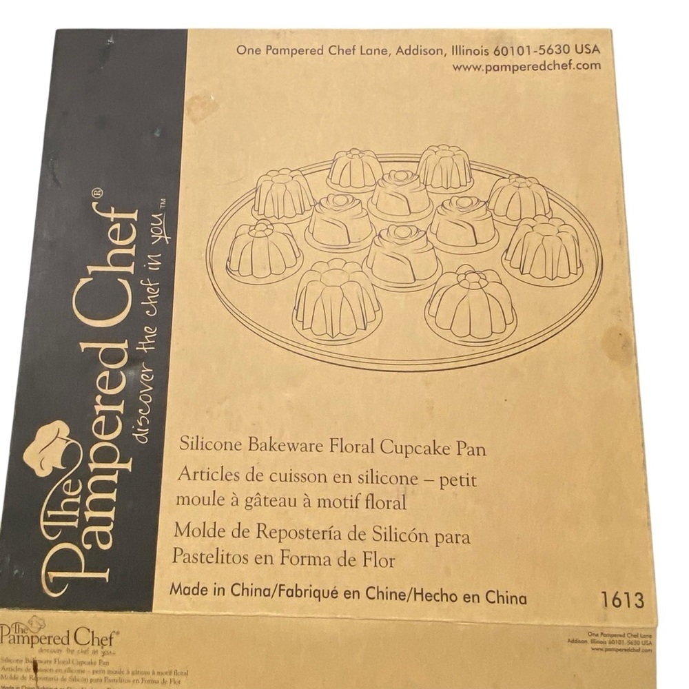 Pampered Chef Silicone Bakeware Floral Cupcake Pan, item #1613 New in Box